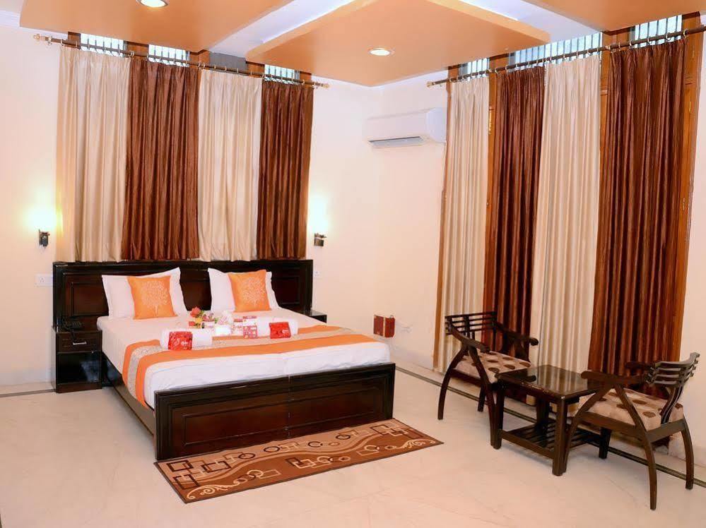 Oyo Near Jaipuria School Hotel 3*